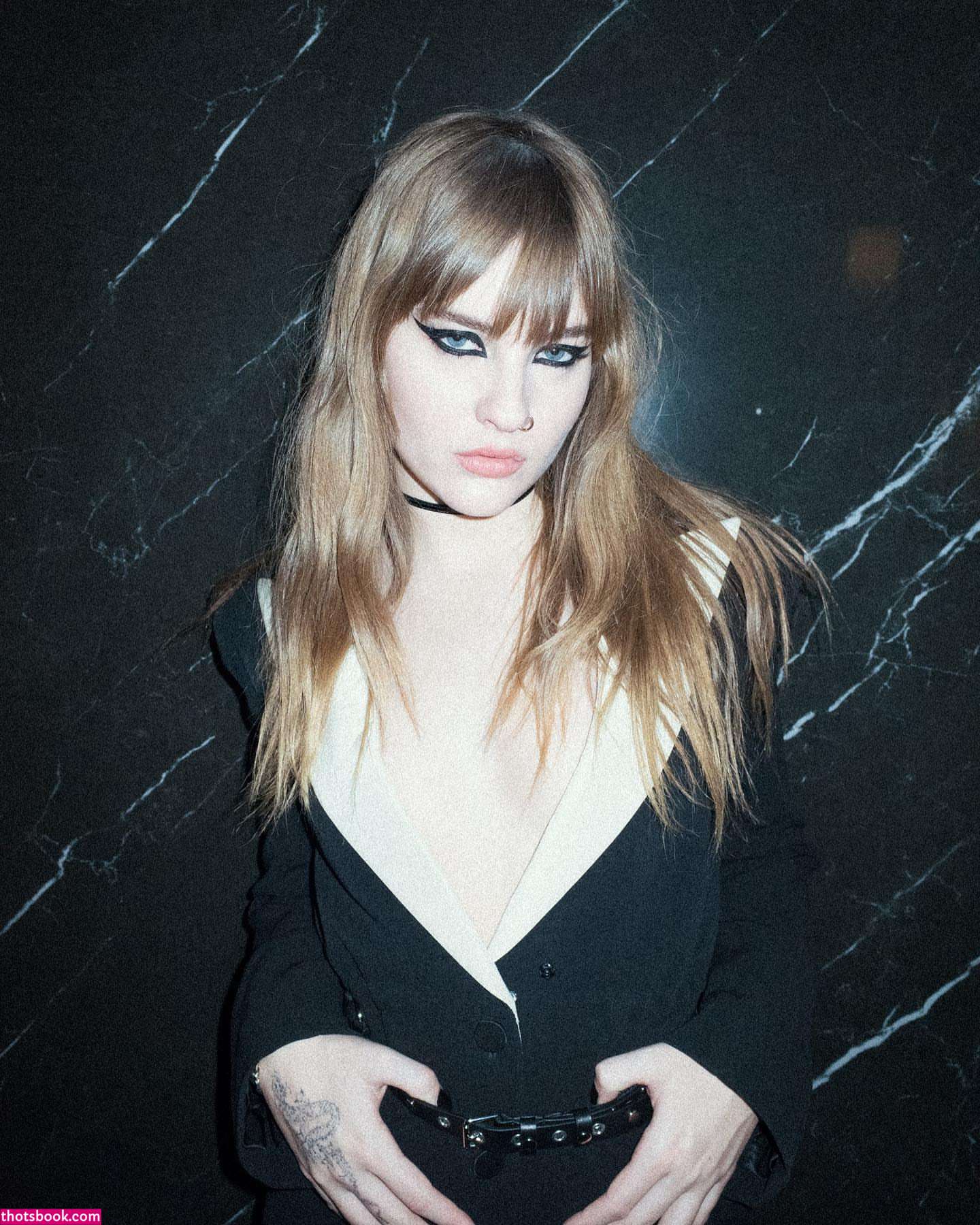 Victoria De Angelis Photo #13