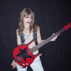 Victoria De Angelis Photo #22