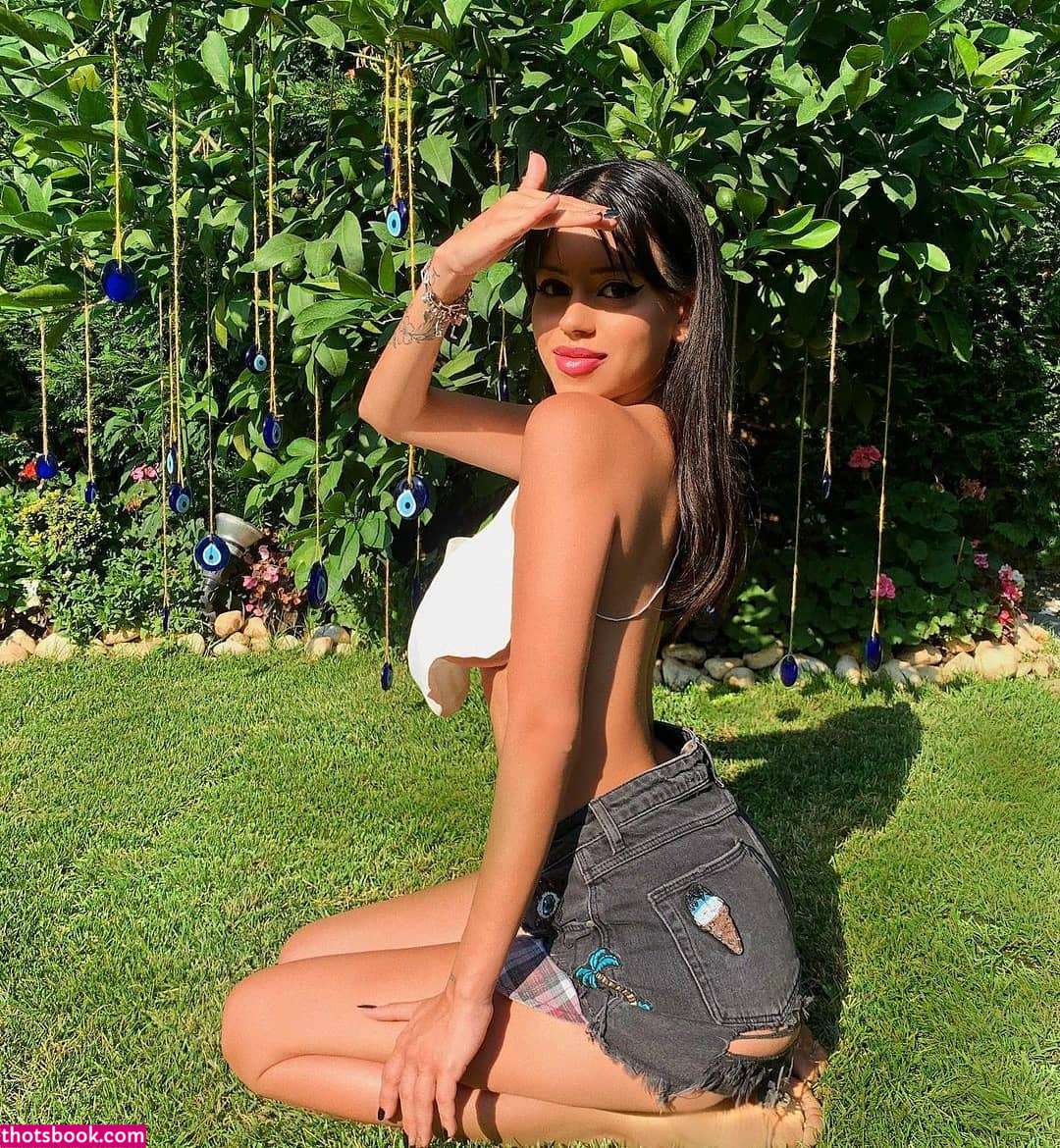 Demet Ozturk Photo #37