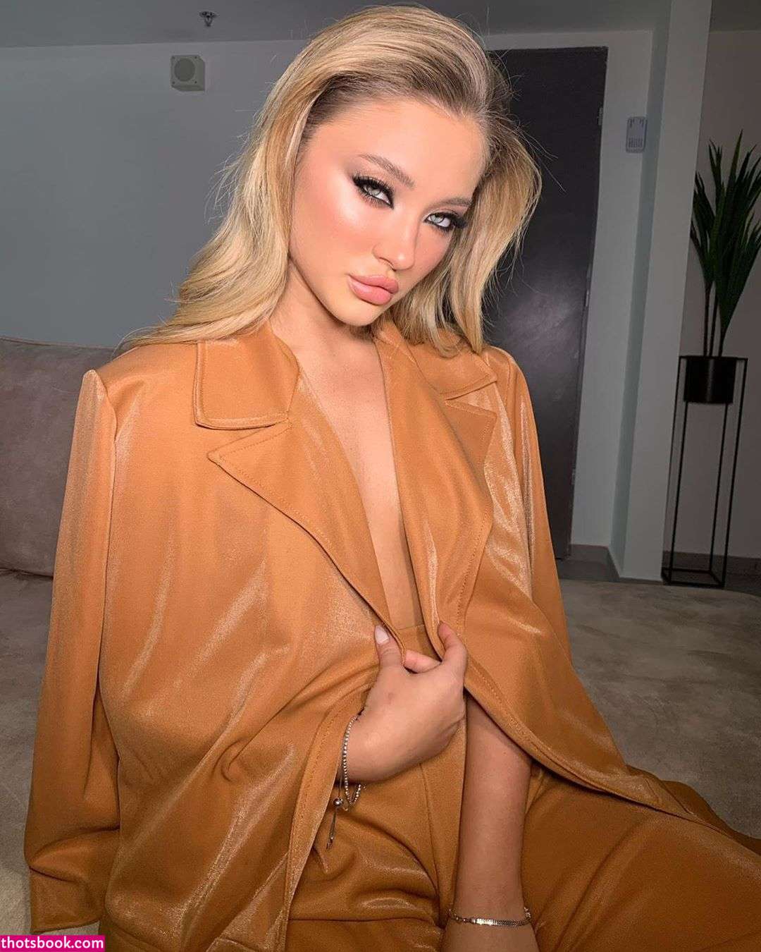 Alexandra Cohen Photo #4