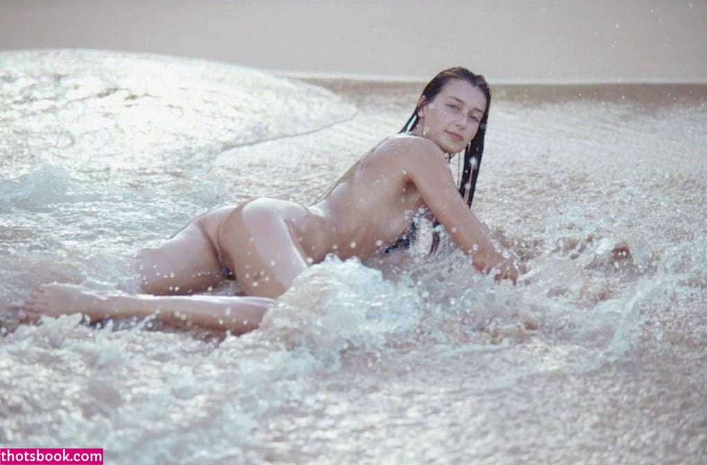 Jessica Clements Photo #13