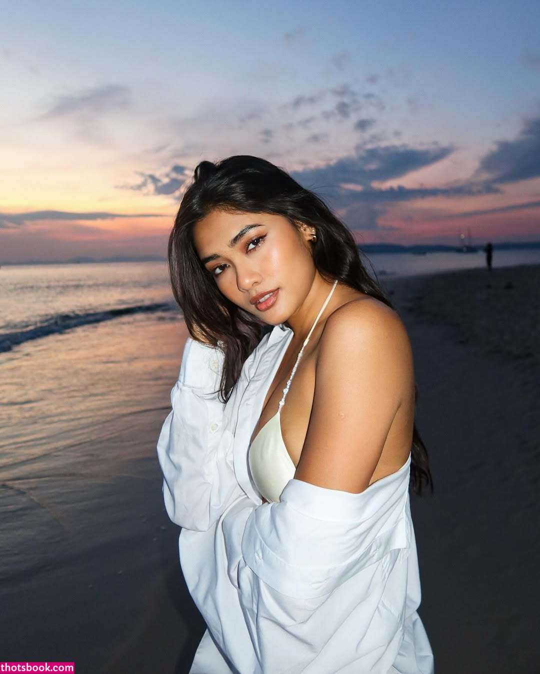 Thuzar Wint Lwin Photo #14