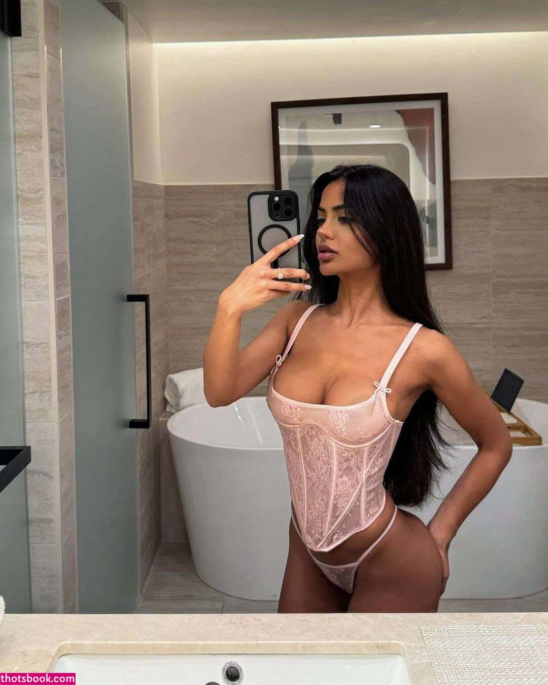 Aneeqa Farid Photo #11