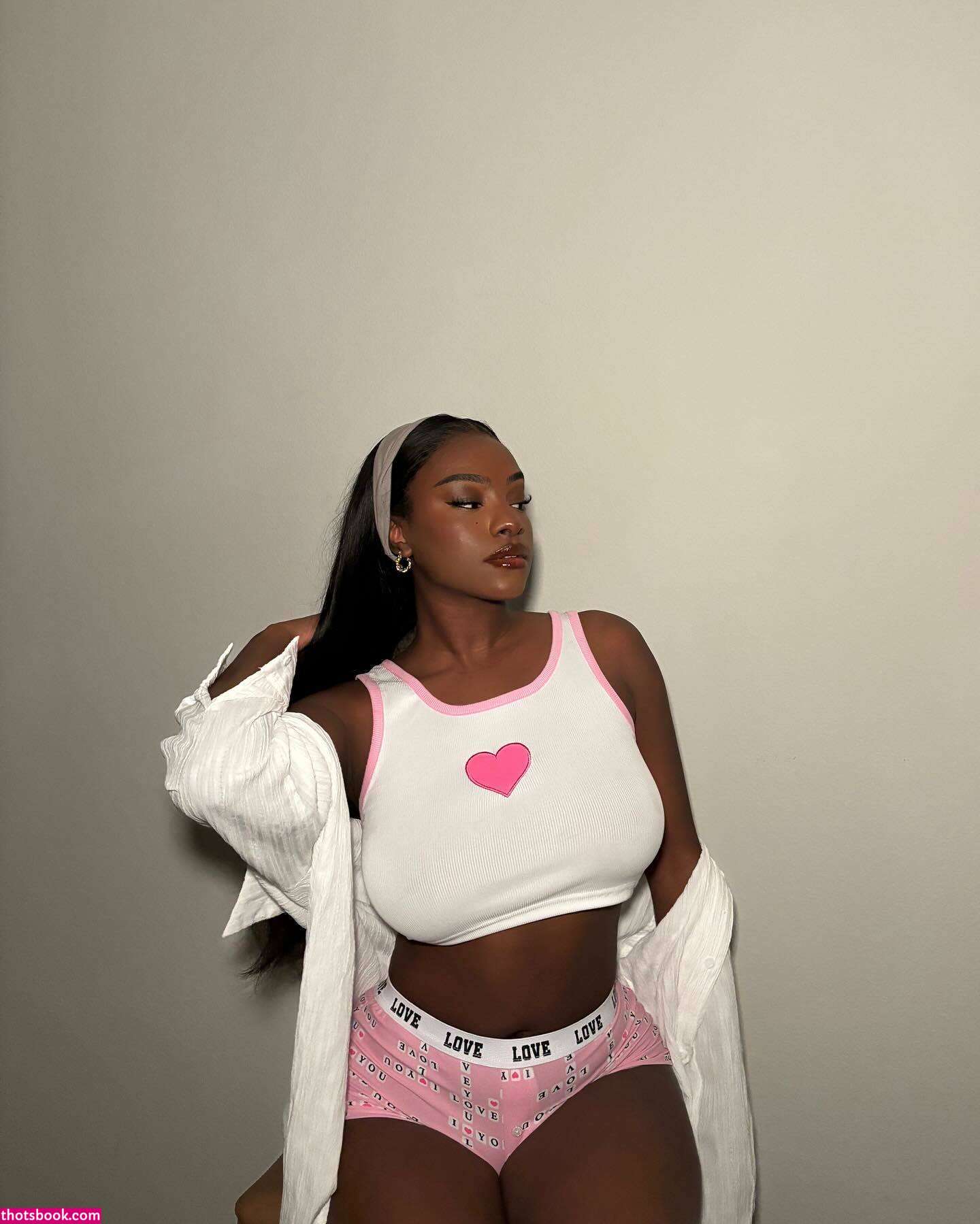 Savannah Perkins Photo #14