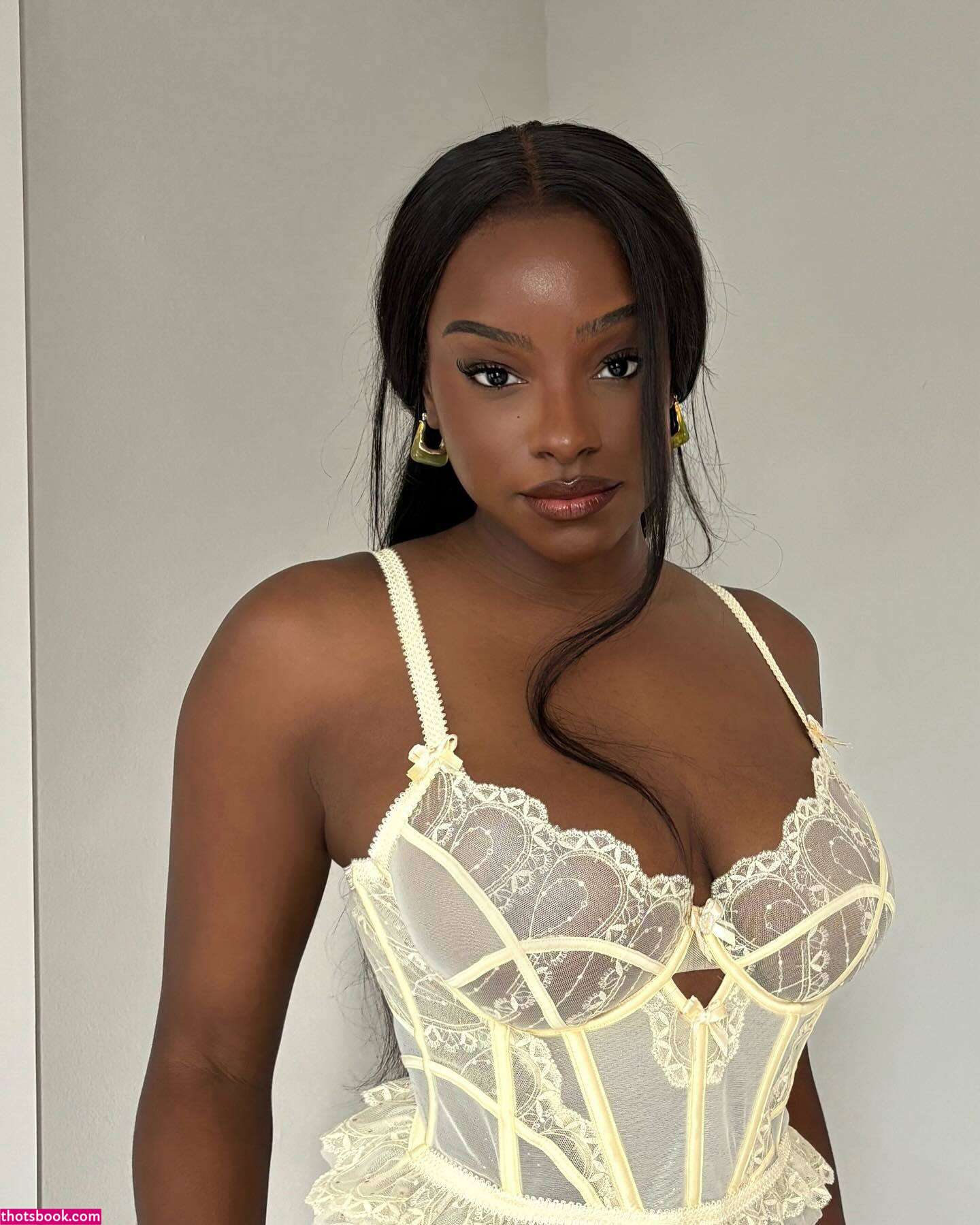 Savannah Perkins Photo #22