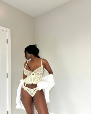 Savannah Perkins Photo #20