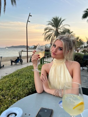 Ellie Middleton Photo #16