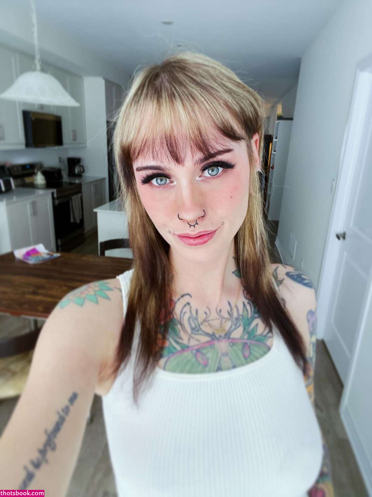 Tellmemore666 Photo #12