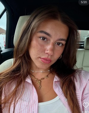 Leah Davies Photo #1