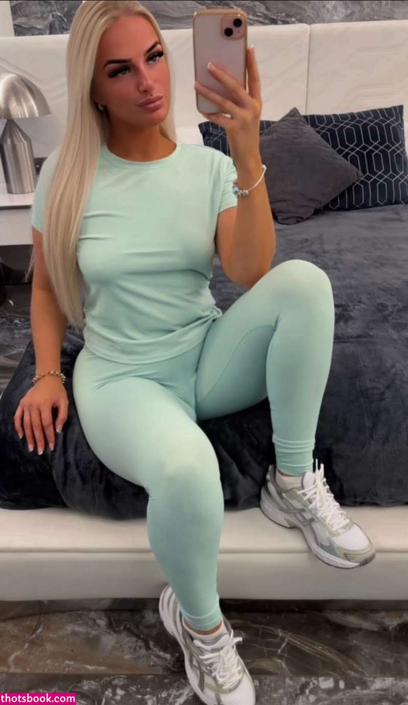 Abigail Holder Photo #18