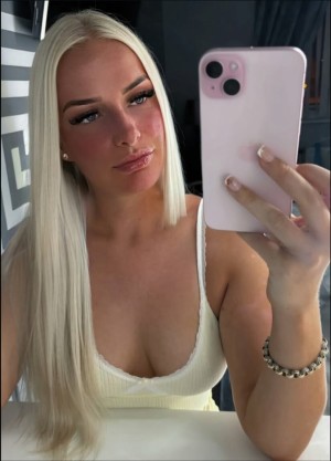 Abigail Holder Photo #21