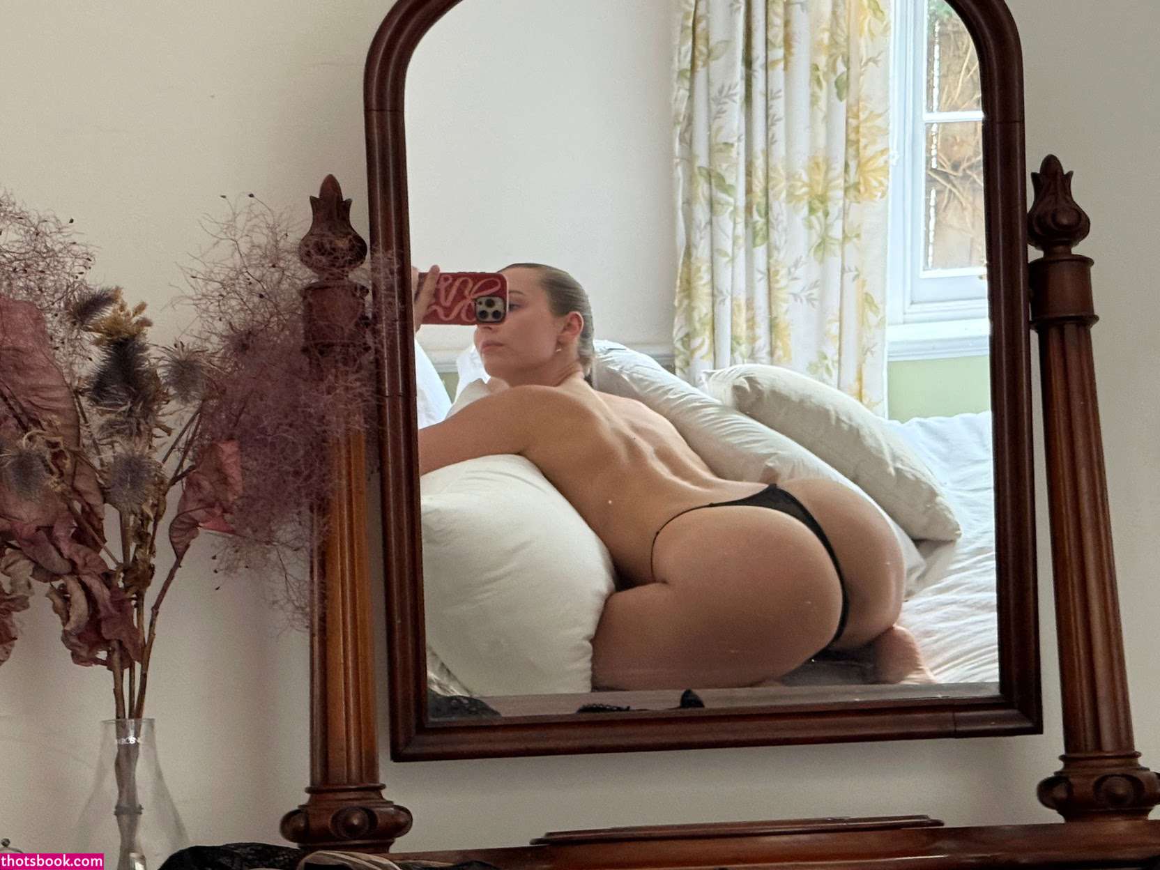 Cara Ellis Photo #10