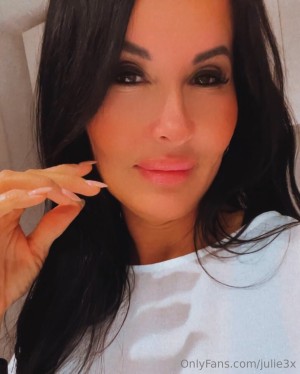 Julie Lelievre Photo #9