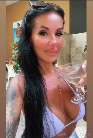 Julie Lelievre Photo #13