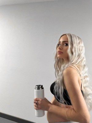 Naomi Woods Photo #2