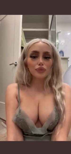 Naomi Woods Photo #5