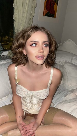 Naomi Woods Photo #59