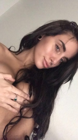 Naomi Woods Photo #107