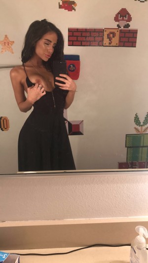 Naomi Woods Photo #109