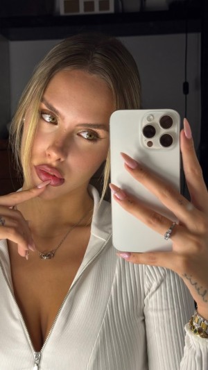 Elisa Pellegrino Photo #10