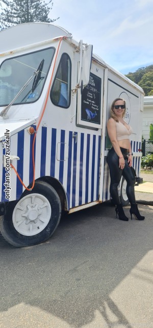 Zuzana Giles Photo #13