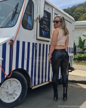 Zuzana Giles Photo #16