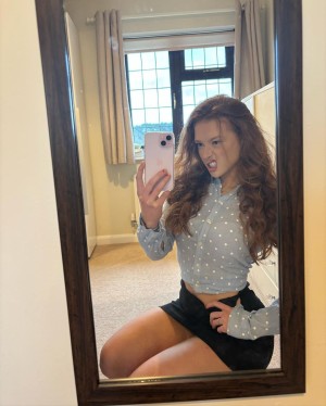 phoebeisginger Photo #1