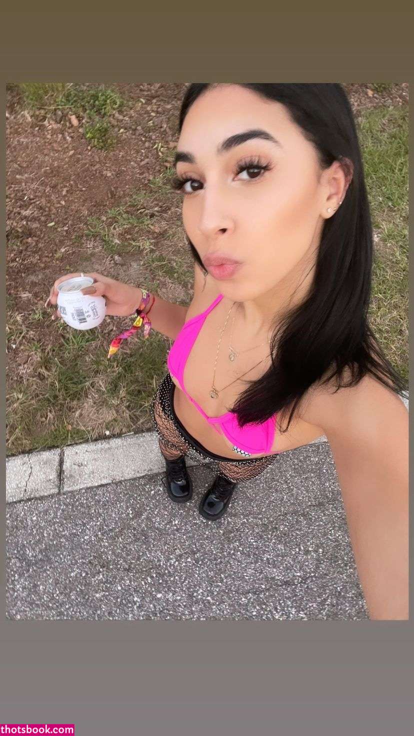 Neila Corona Photo #10