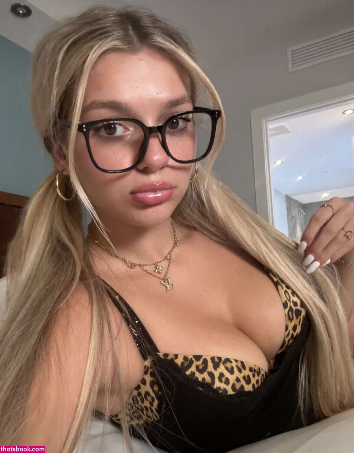 Abigail Lutz Photo #14