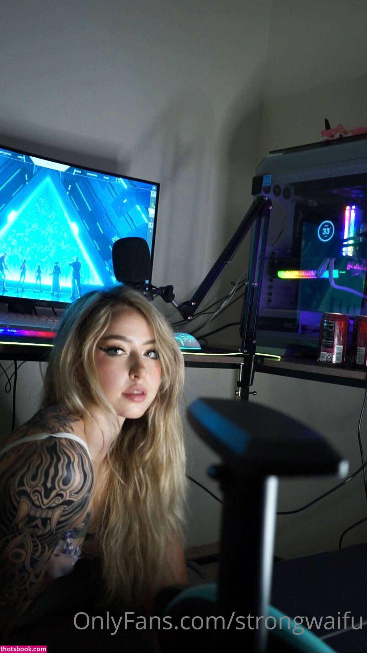 Strongwaifu Photo #83