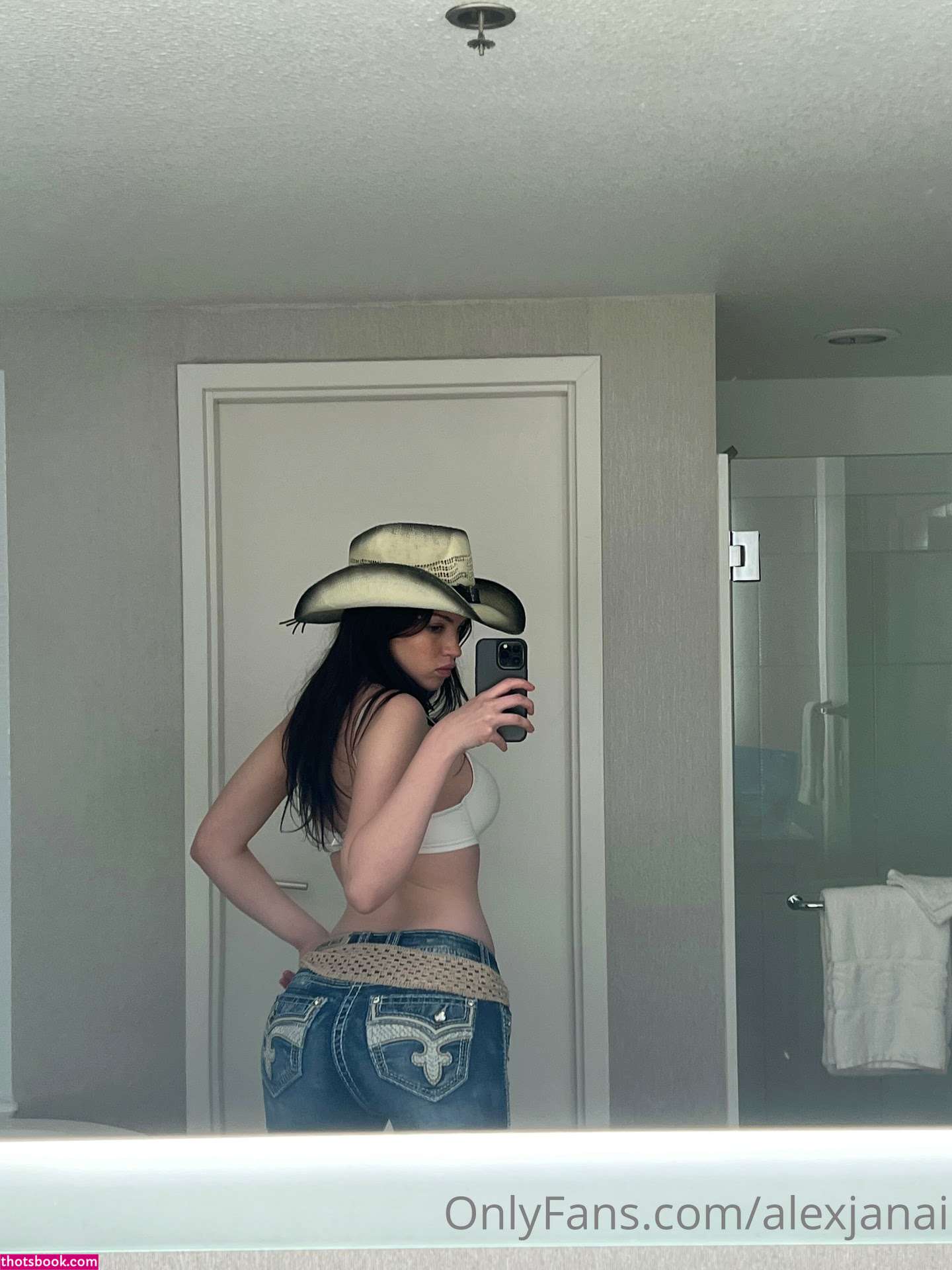 Alex Janai Photo #35