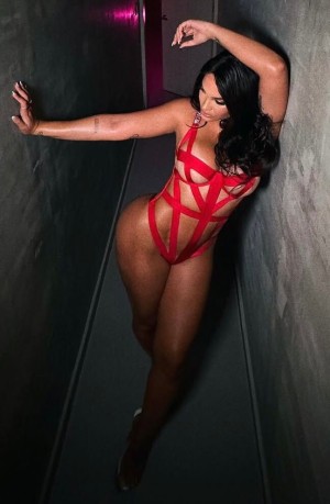 Andrea Valdiri Photo #1