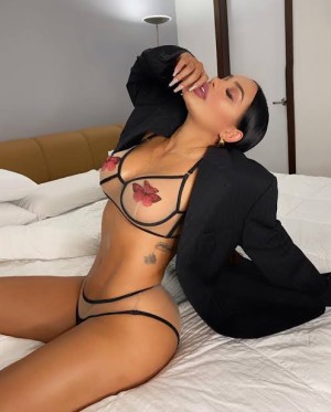 Andrea Valdiri Photo #9