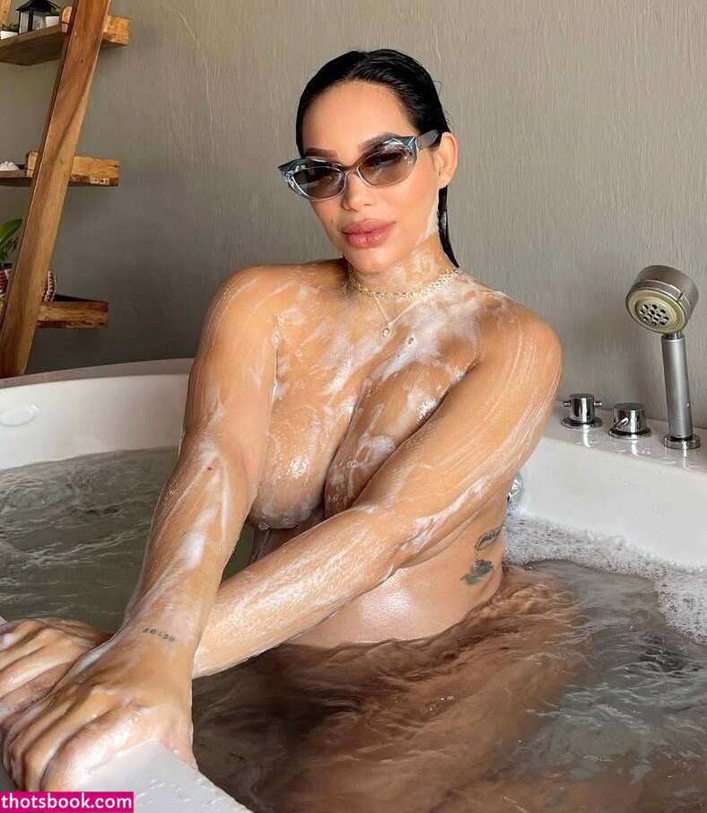 Andrea Valdiri Photo #35