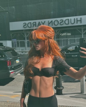 Julia Hatch Photo #16