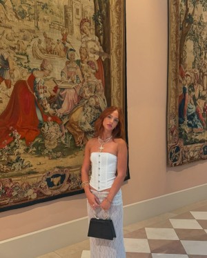 Julia Hatch Photo #17