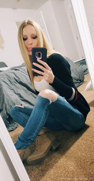 Elle Dainty Photo #11