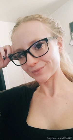 Elle Dainty Photo #26