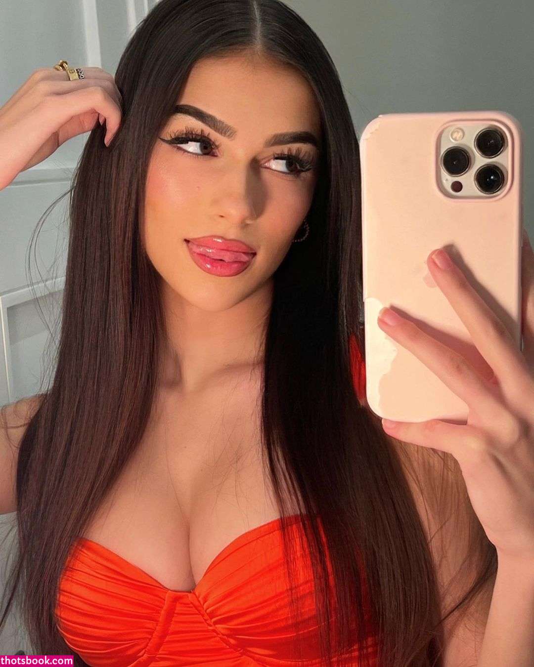 Julia Merekoulias Photo #7