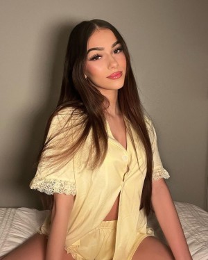 Julia Merekoulias Photo #14