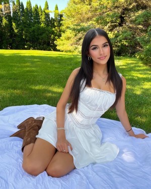 Julia Merekoulias Photo #71