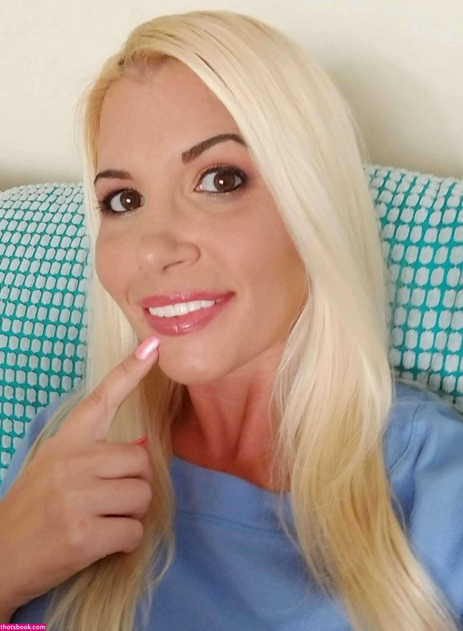 Rebeca Linares Photo #19