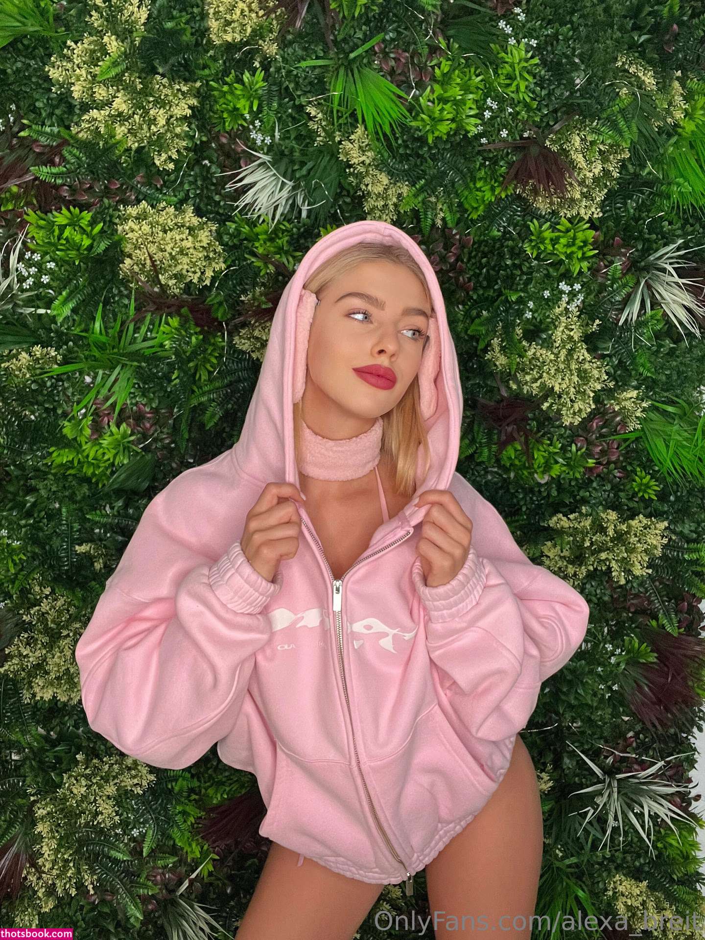 Alexa Breit Photo #30