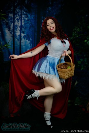 Ludella Hahn Photo #79