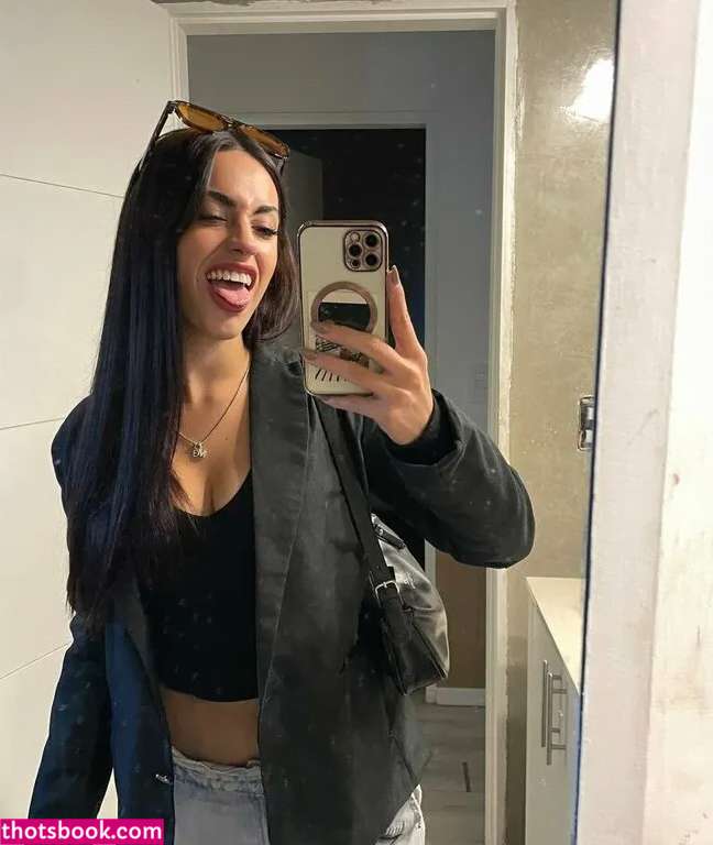 Hottie Mari Photo #1