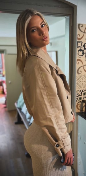 Issy Anderson Photo #11