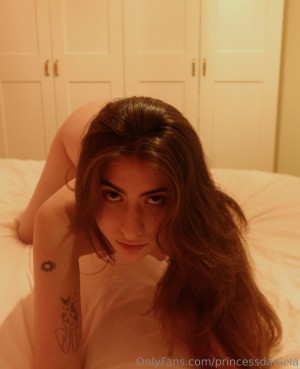 Lara London Photo #5