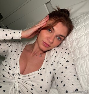 lottiejones01 Photo #3