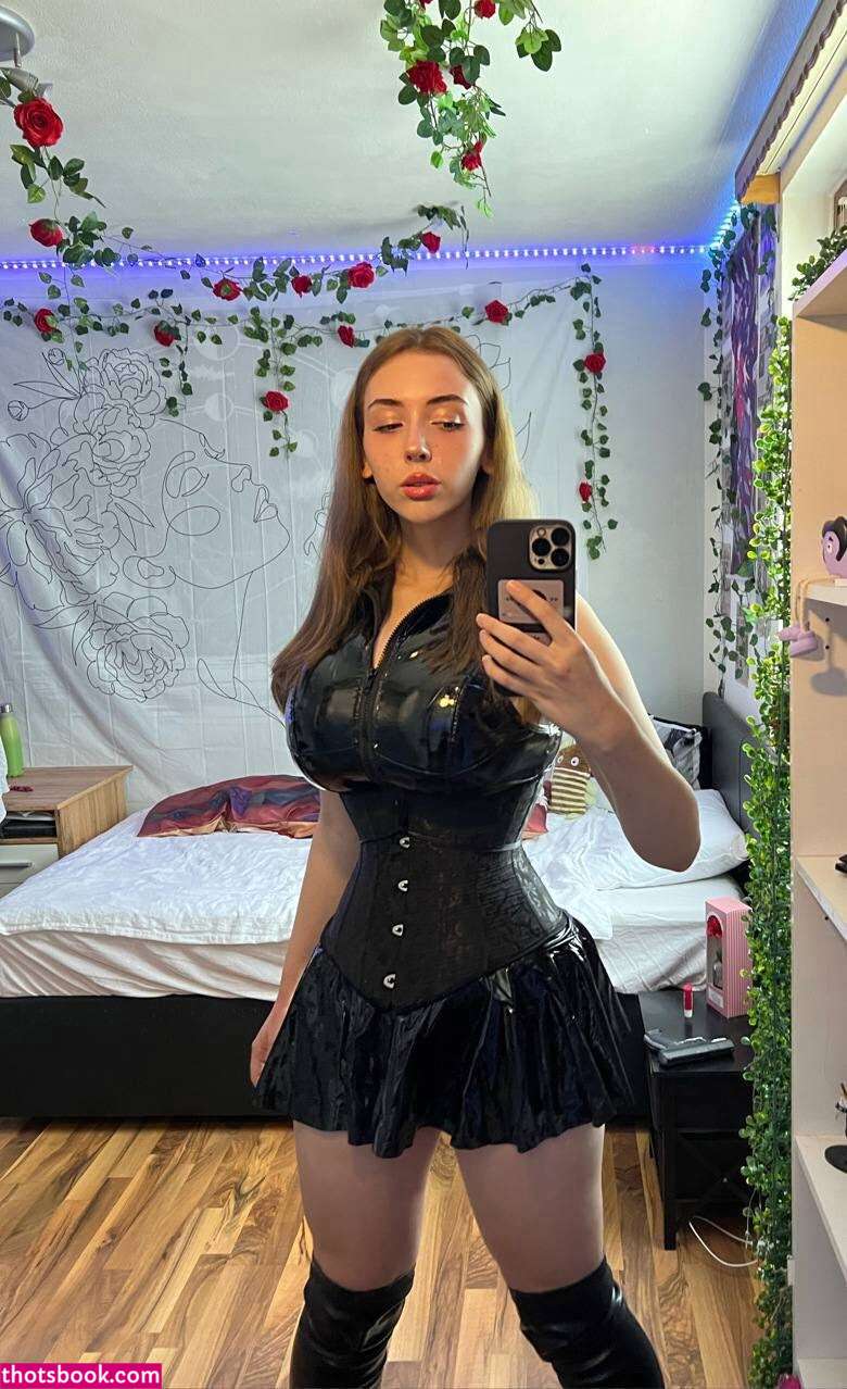 Elise Denisee Photo #1