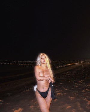 Vickie Pong Photo #27